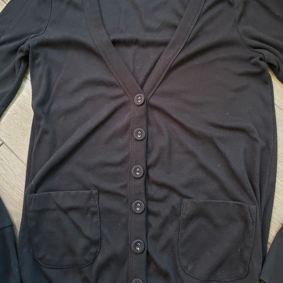 Black basic cardigan with pockets 🖤 - Picture 3 of 4